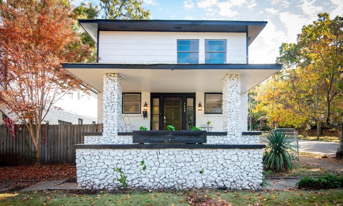 Glen Iris House | The Enchanter at Glen Iris-Sleeps 14 -Serene Stays