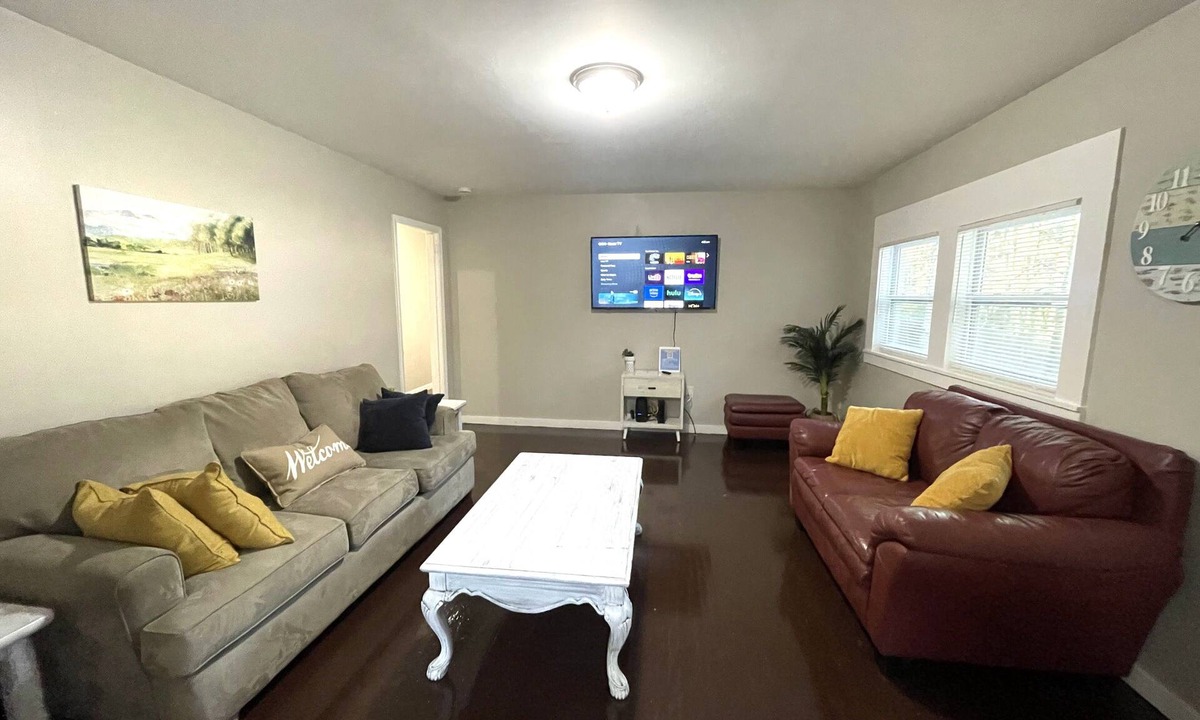 New Castle House | The Magnolia/Cozy Convenient Urban Vibrant
