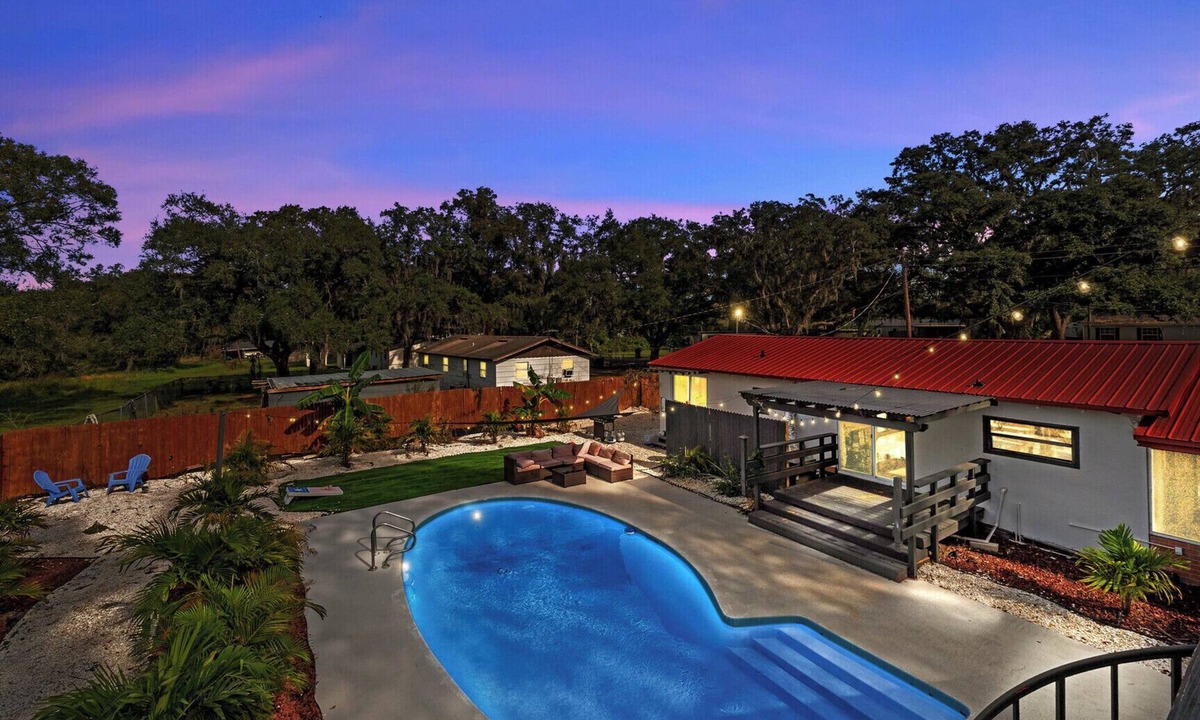 Seffner House | The Palms Oasis - Pool Getaway - Sleeps 14 - Central I-4 & 75