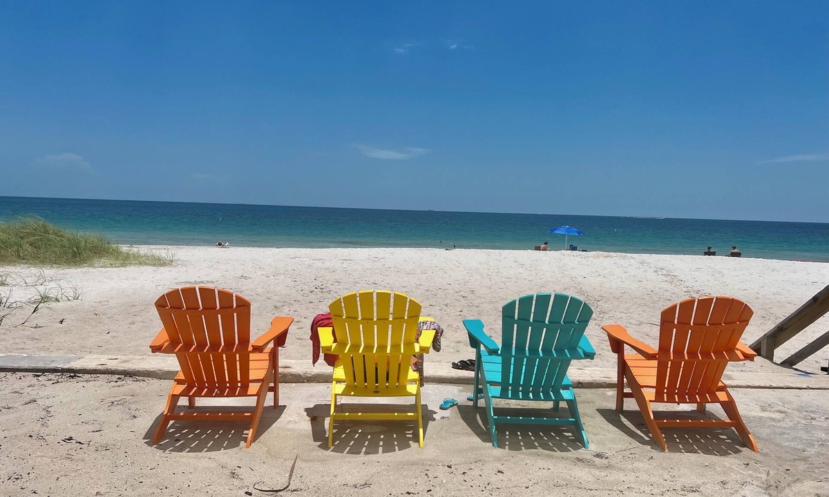 Lauderdale Beach House | The perfect getaway ,ONLY 2 Minutes away from the beach!