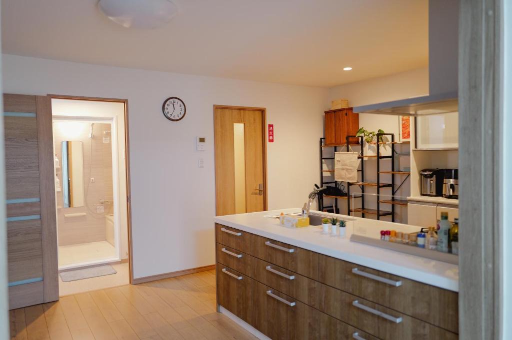Shibadaimon Apartment | The Prime Minato 2-Bedroom Suite Near Tokyo Tower, 2 Mins Walk to Asakusa Line, Direct Access From HND, NRT Airport