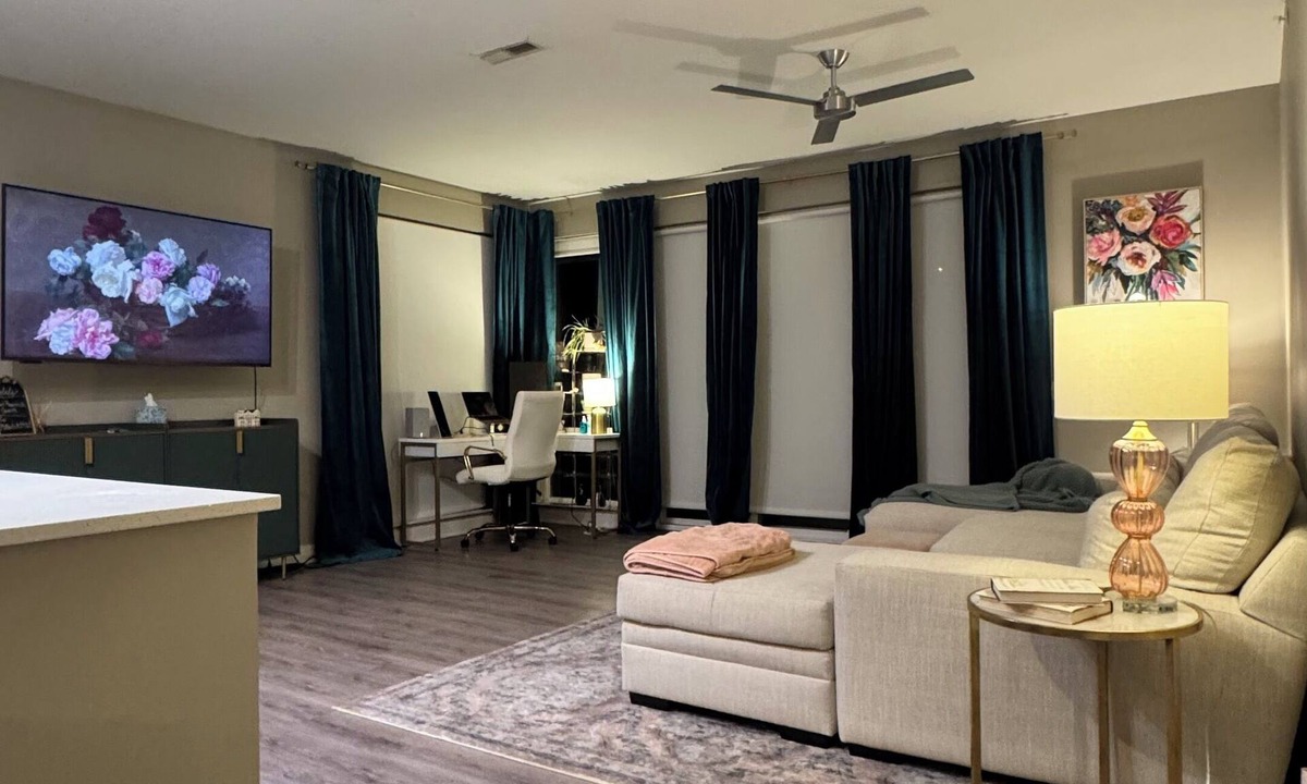 South Hills Apartment | The Robinson Rose/Mins to PIT/Walk to Dining & Shops