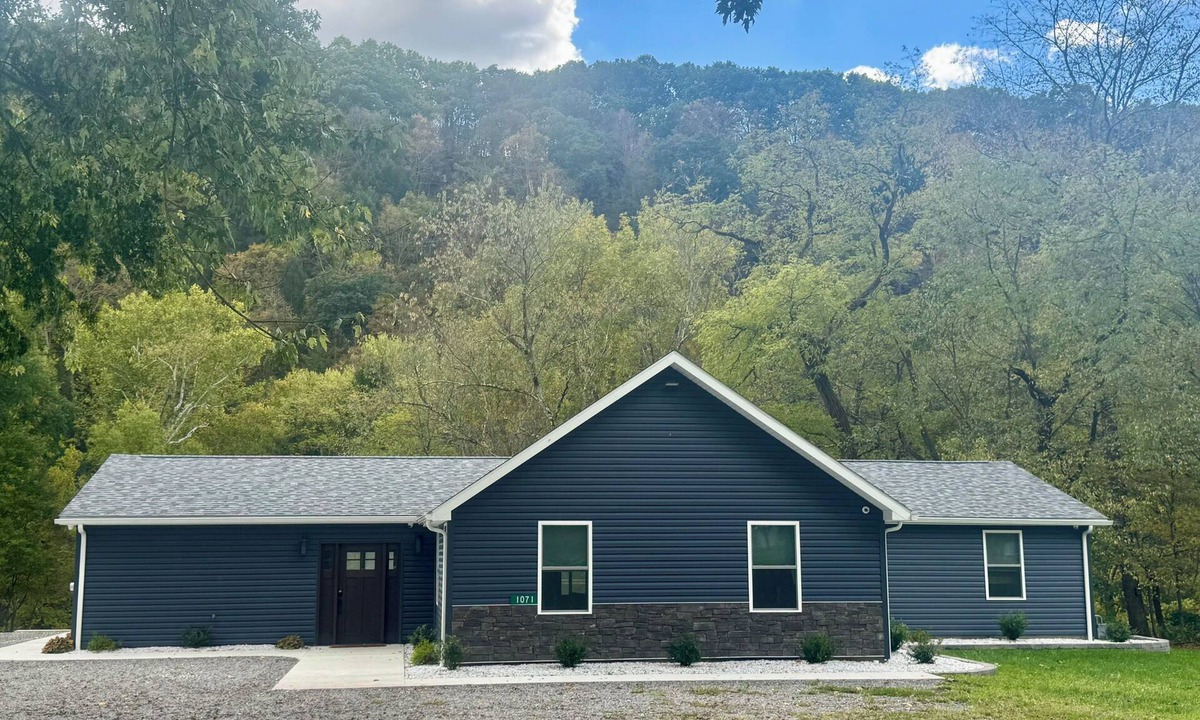 Ellwood City House | The Rosebarn @ Copper Hollow, Spacious 5-bedroom house in lovely Ellwood City