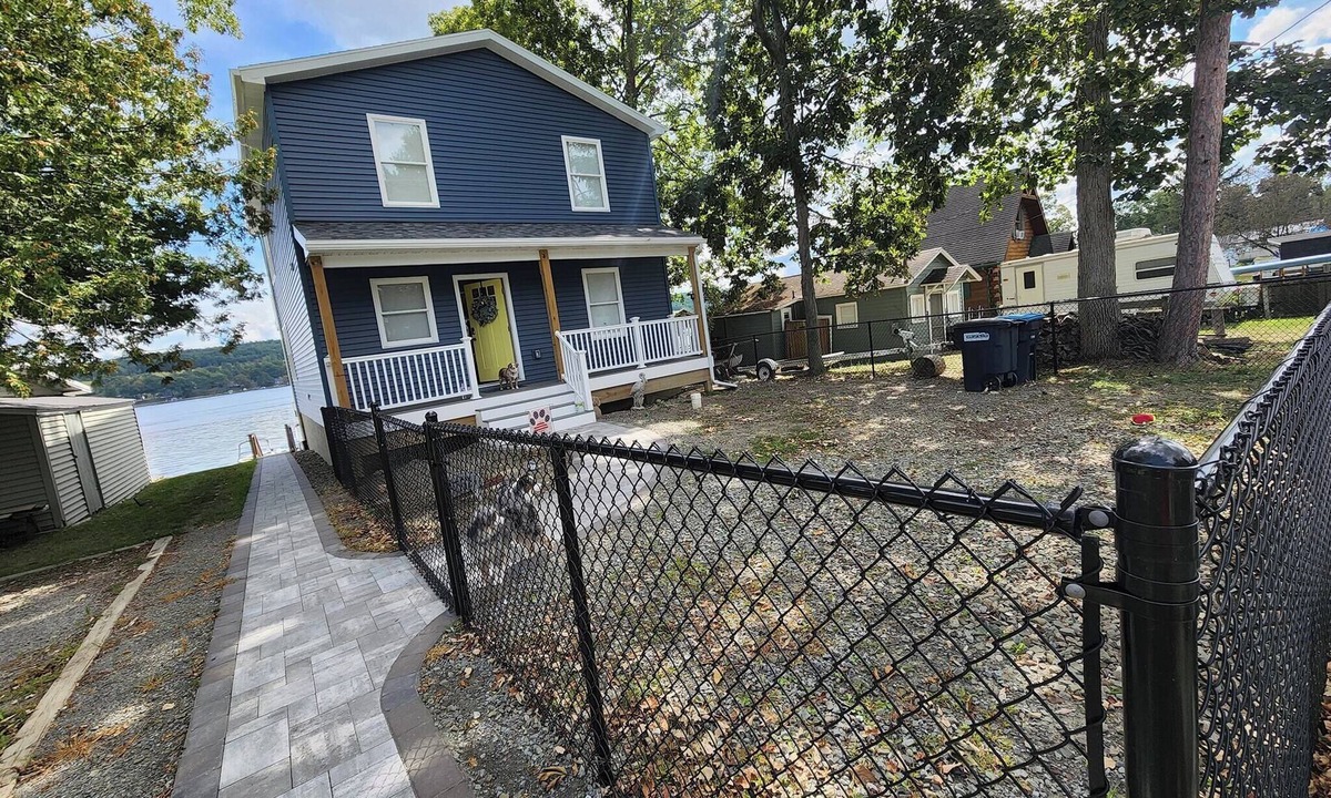 Hammondsport House | The Tipsy Fish-Dog-friendly, Hot Tub, direct lakefront on Beautiful Waneta Lake!