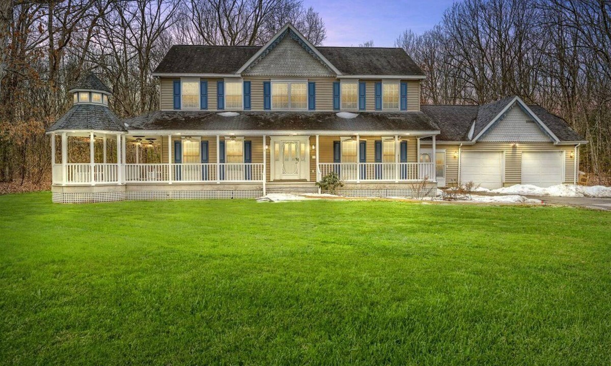 Wurtsboro House | The Ultimate Fun Experience at The Balcony Lodge