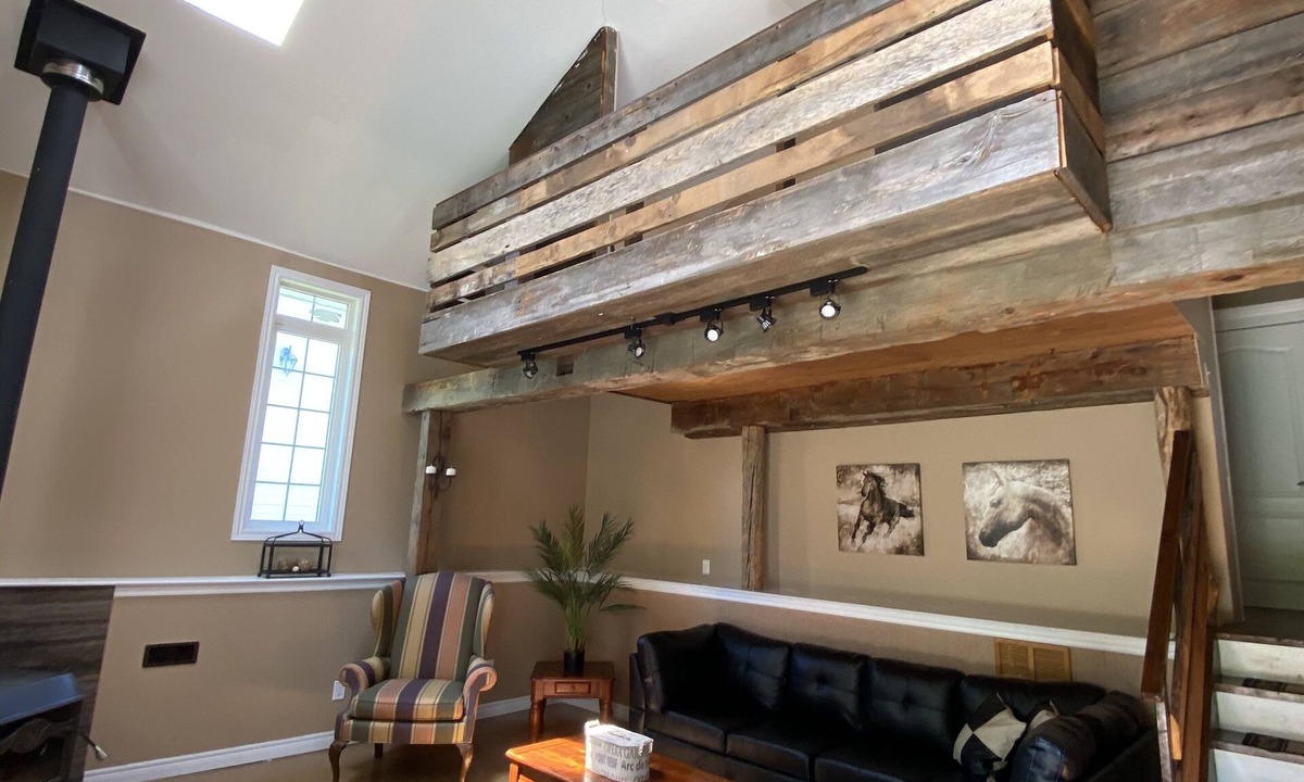 New Tecumseth Cottage | THE WHITE HOUSE ON THE HILL - Beautiful Country Home
