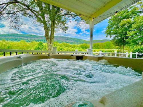 Gardiner House | The Yuzu stunning mountain retreat with hot tub