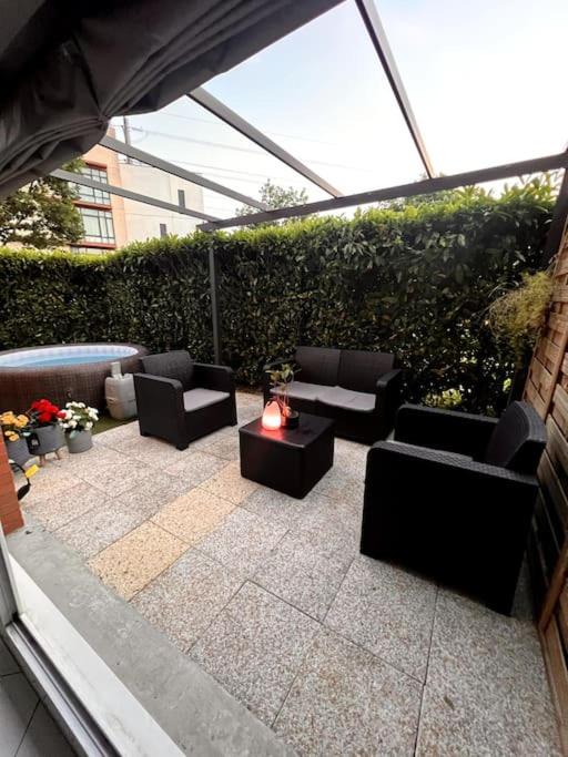 La Source House | The56 - Private Garden Jacuzzi and Private Parking