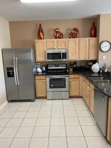 Windsor Hills Apartment | Three BR * 2 Miles to Disney, pool, free WiFi