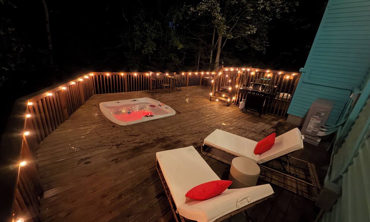 Pocono Summit Ski Chalet | Tiffany Dreams Luxury Spa Retreat in the Poconos w/Sauna, hot tub
