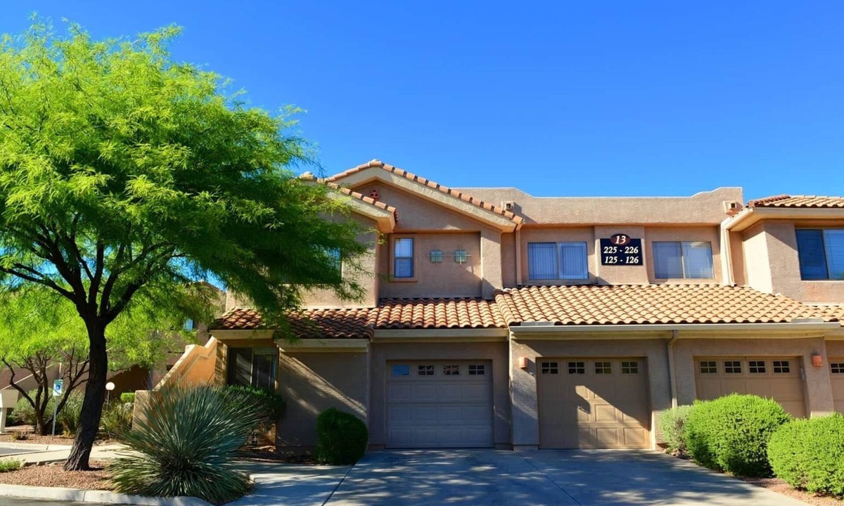 Rancho Vistoso Apartment | Top-Floor Oro Valley Condo: Views, Pool & Spa