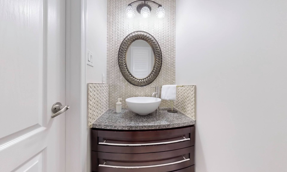 Brampton House | Trendy Urban Refuge ~ Cozy & Relaxing ~ Brampton