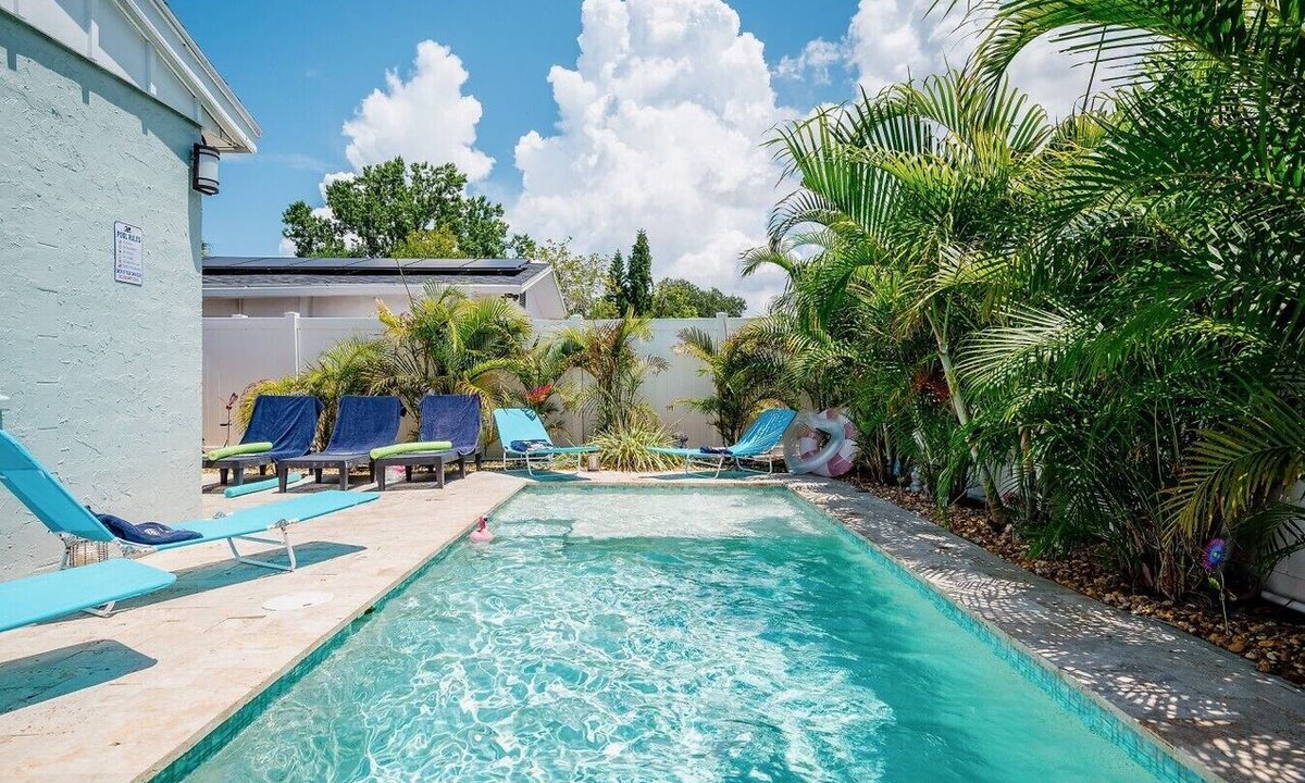 St. Petersburg House | Tropical Disco Mins to St Pete Bchs ·4BR ·Sleep 10 ·Private Pool ·70s Lounge