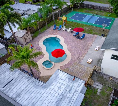 June Park House | Tropical Oasis- Pickleball, Pool, Hot Tub- 15 min to beach