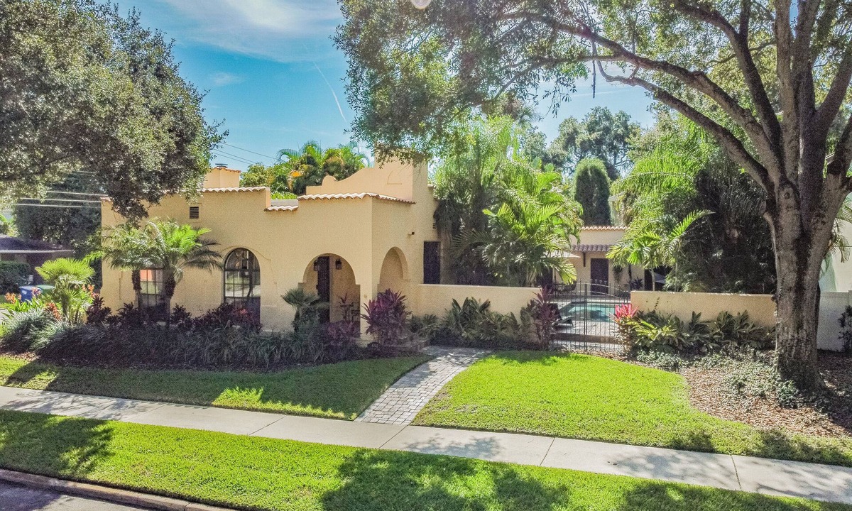 Virginia Park House | Tropical pool home in South Tampa