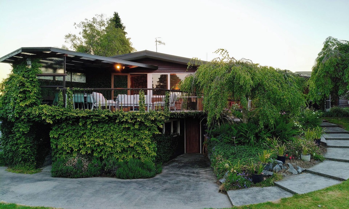 Motueka House | Tuitui - Spacious mid-century sanctuary bordering the golf course
