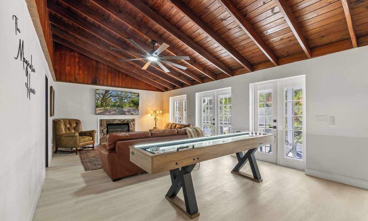 Alva House | Ultimate Farmhouse Getaway: Shuffleboard, Lounge, Fire-pit & More!n