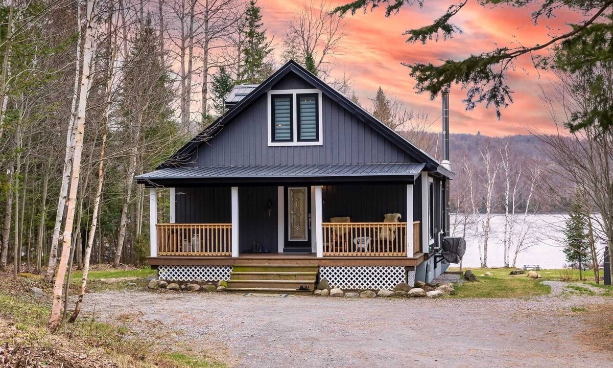 Hastings Highlands Cottage | Ultimate Lakeview Cottage Retreat: Hot Tub, Paddle & Play