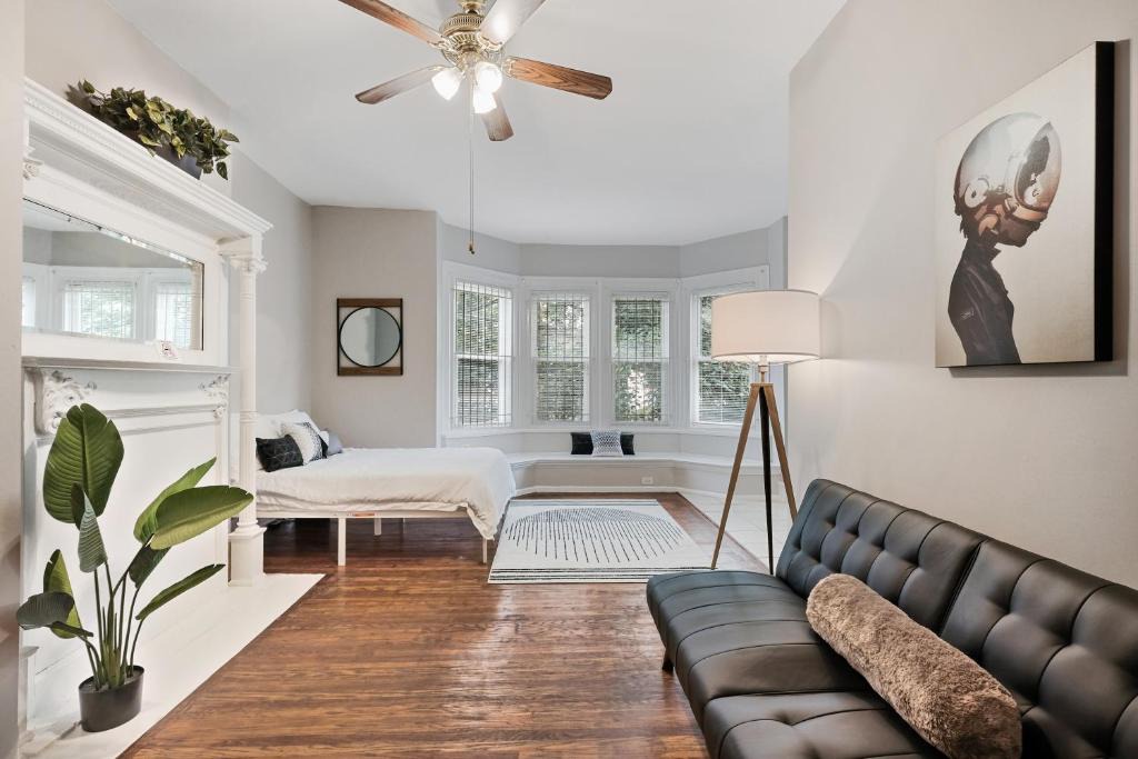 Spruce Hill Apartment | University City, Chic Studio Apartment by A.C.T.