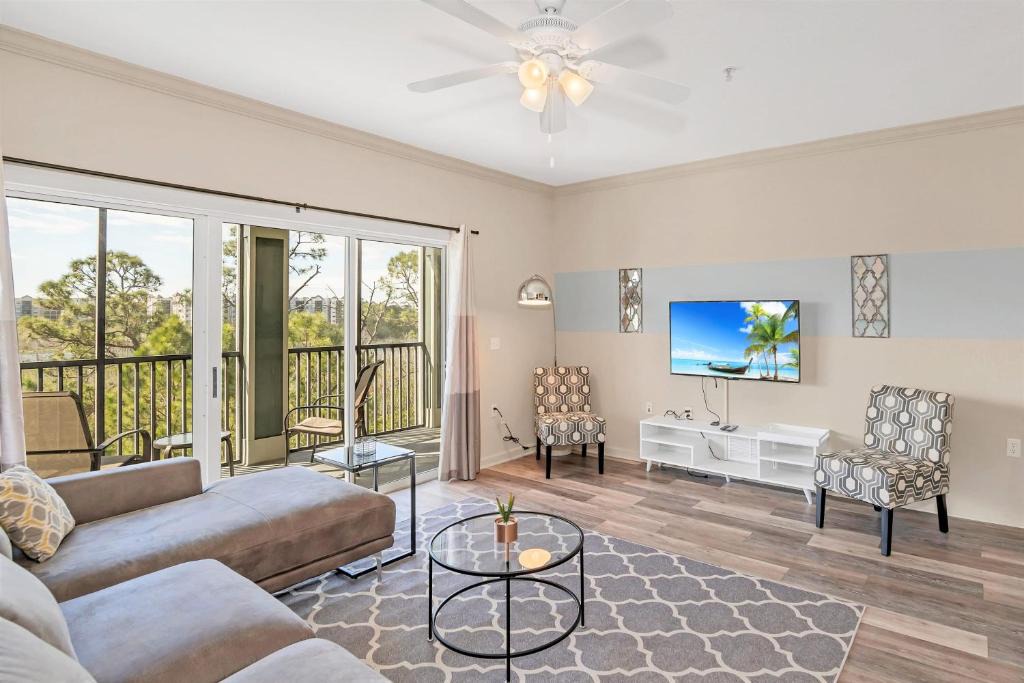 West Kissimmee Apartment | Upscale 3BR Condo with Netflix and shared Pool and Hot Tub, near Disney!