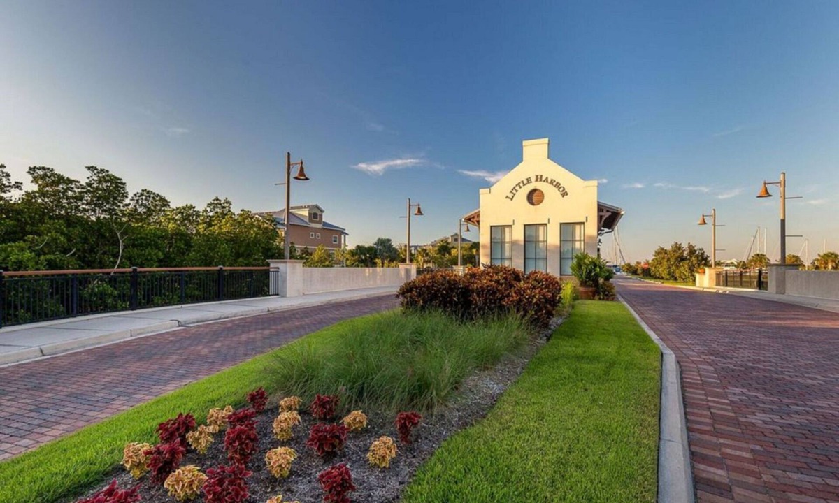 Ruskin House | upscale 4 bedroom waterfront house- Just a short 7 minute walk to beach