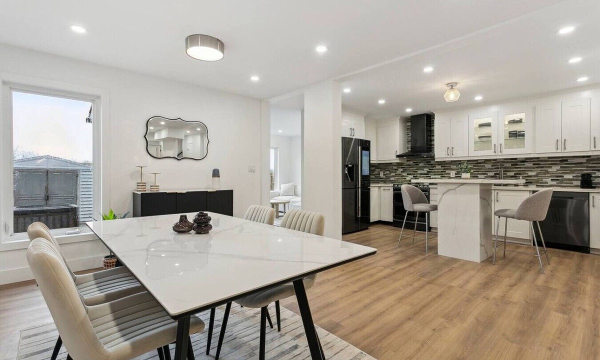 East Credit House | Urban Nest Home 4bed 4bath | Parking | Baby Crib