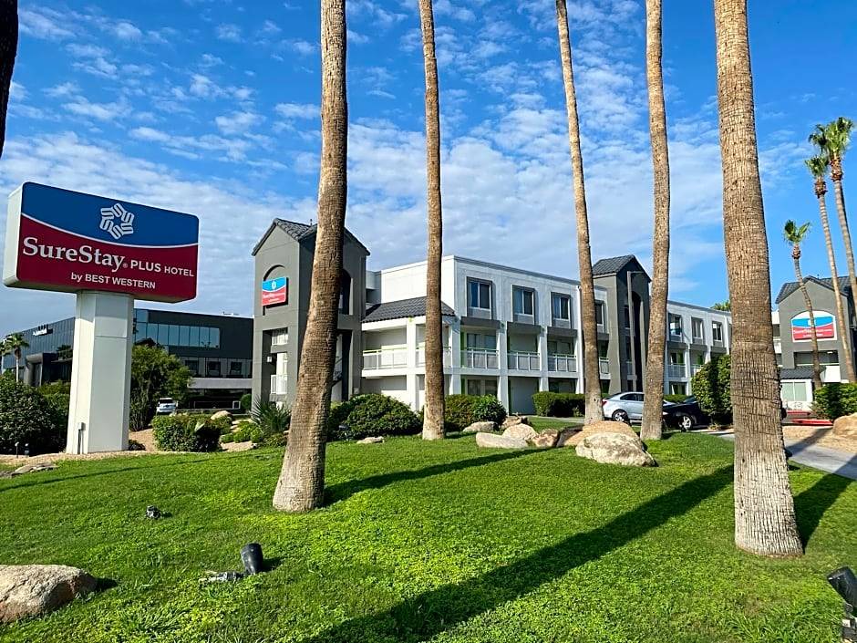 Paradise Valley Village Hotel | SureStay Plus Hotel by Best Western Scottsdale North