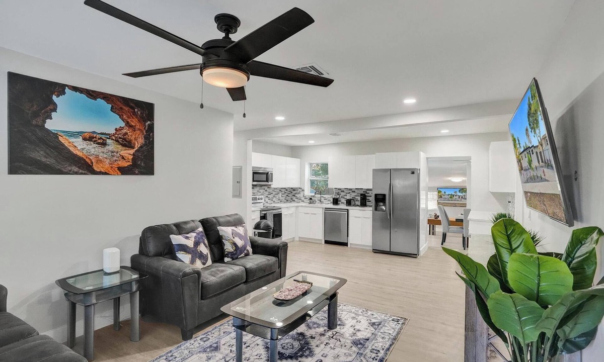 North Miami Beach House | Vibrant Miami Escape 3-bedroom house WiFi and Free Parking