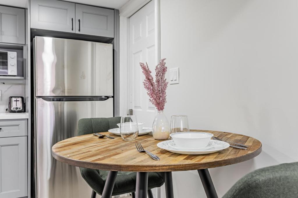 Topham Park House | Victoria Park Residence - Basement Unit