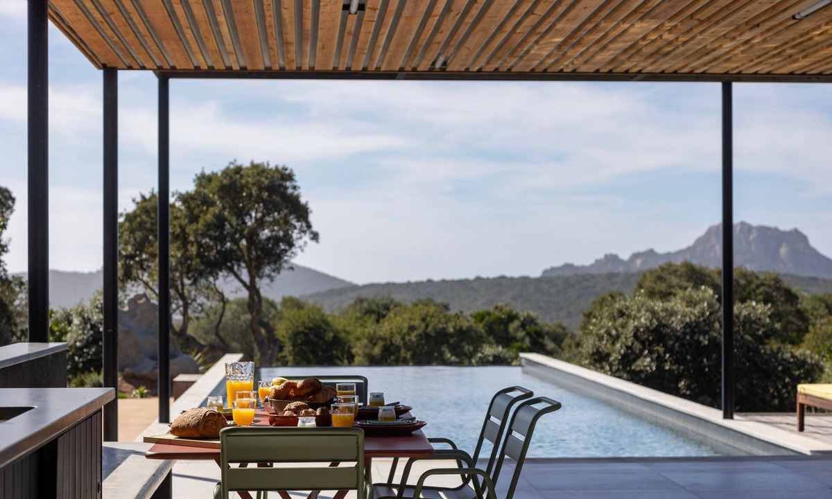 Pianotolli-Caldarello Villa | Villa 'Casa Nera' with Sea View, Private Pool and Wi-Fi