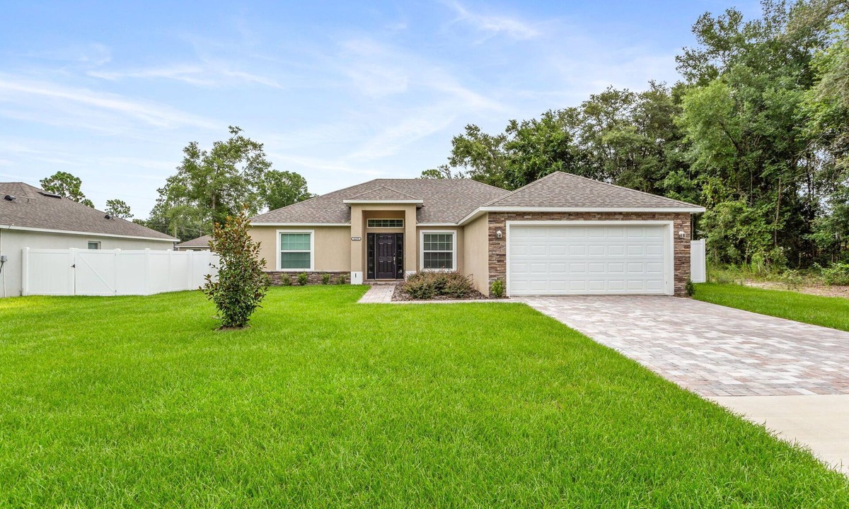 Summerfield House | Village Retreat Large and Spacious Home near the Villages.