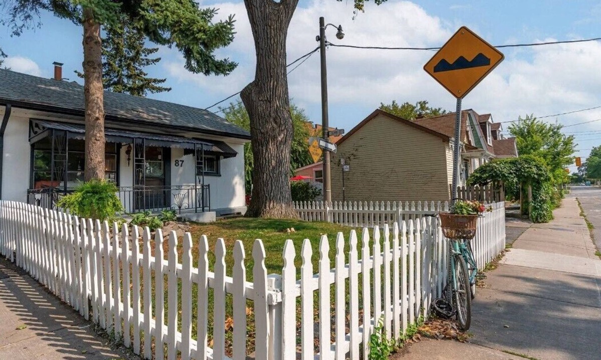Leslieville House | Vintage Cottage minutes from downtown