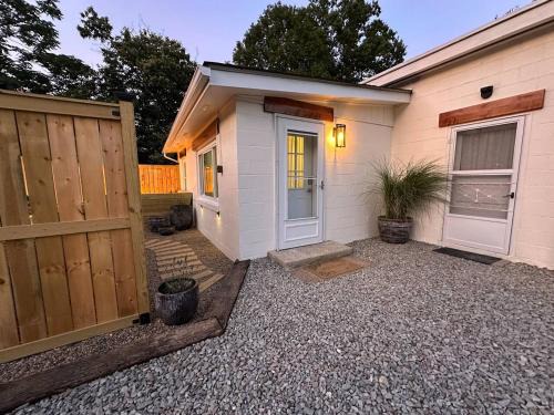 Connellsville House | Vintage Vogue Suite, Patio Fire Pit Grill, WI-FI