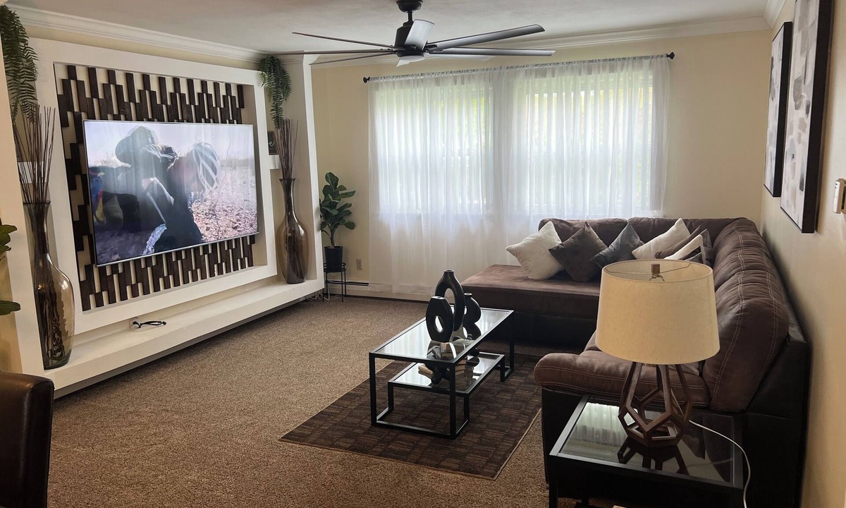 Oyster Bay Apartment | Walk to Beach & Town - Spacious 3BR Apartment in Oyster Bay
