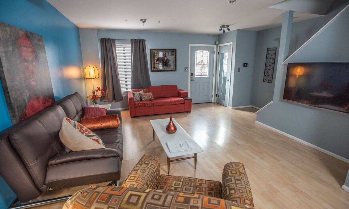 Harrisburg House | Walk To Everything In Downtown Harrisburg - 5 min to Farm Show - Private Parking