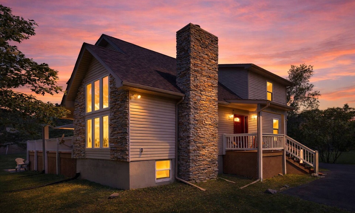 Albrightsville House | Walk to lake beach/pool 5BR, hot tub, game room.