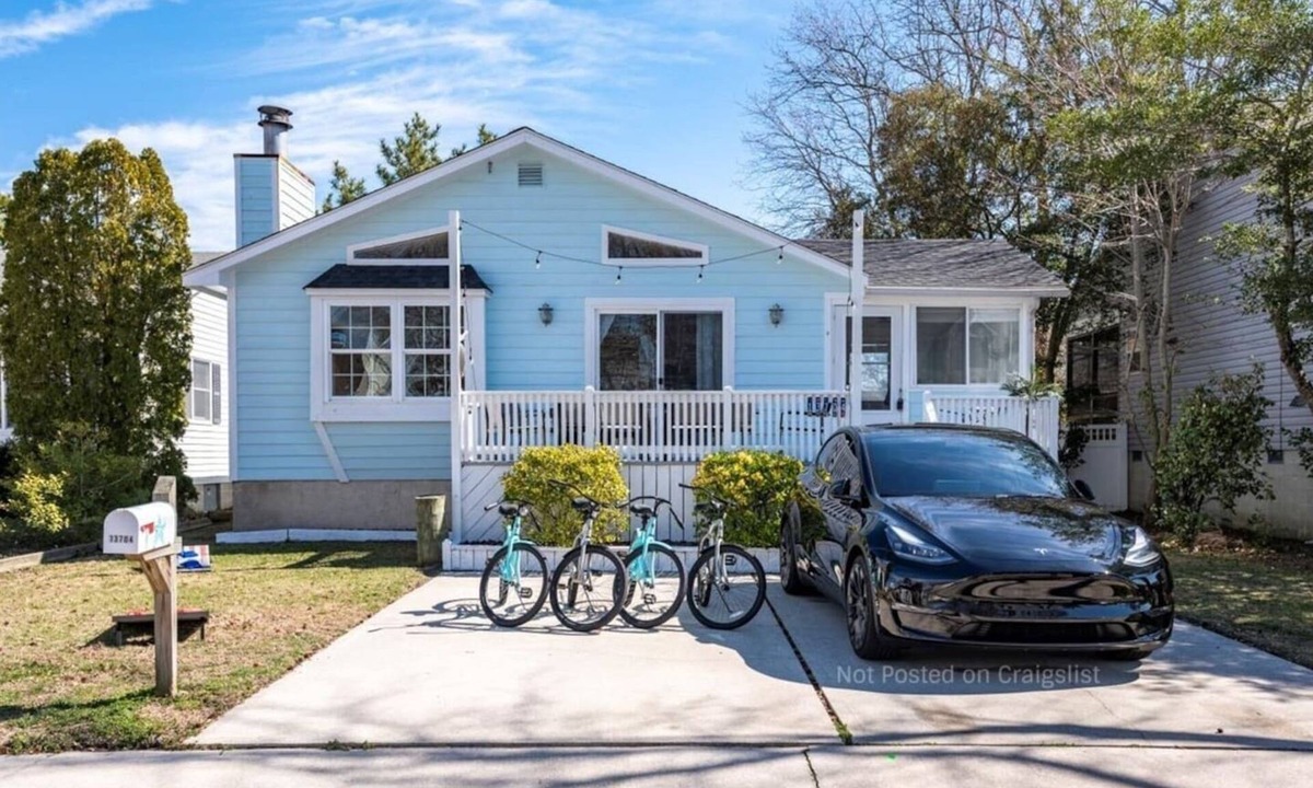Caine Woods Villa | Walk to the Beach! Firepit, Fully Fenced Yard, Grill, Bikes, N64, Pets/EV!