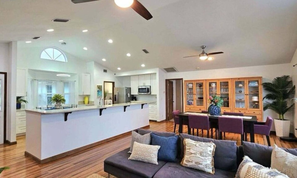 Seabreeze Shores In Kingston Park House | Walk to Waves Beautiful 3-Bedroom home with pool and steps from the beach.