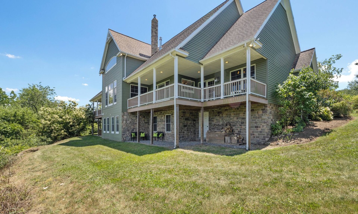 Walker Lake Cabin | Walker Lake Lodge | Right Near Walker Lake + Hot Tub!