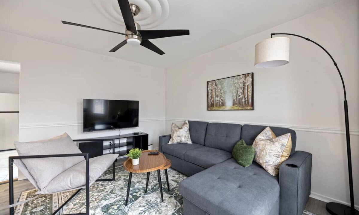 Walkerville Apartment | Walkerville 1BR Apartment| Walk to Caesars Casino
