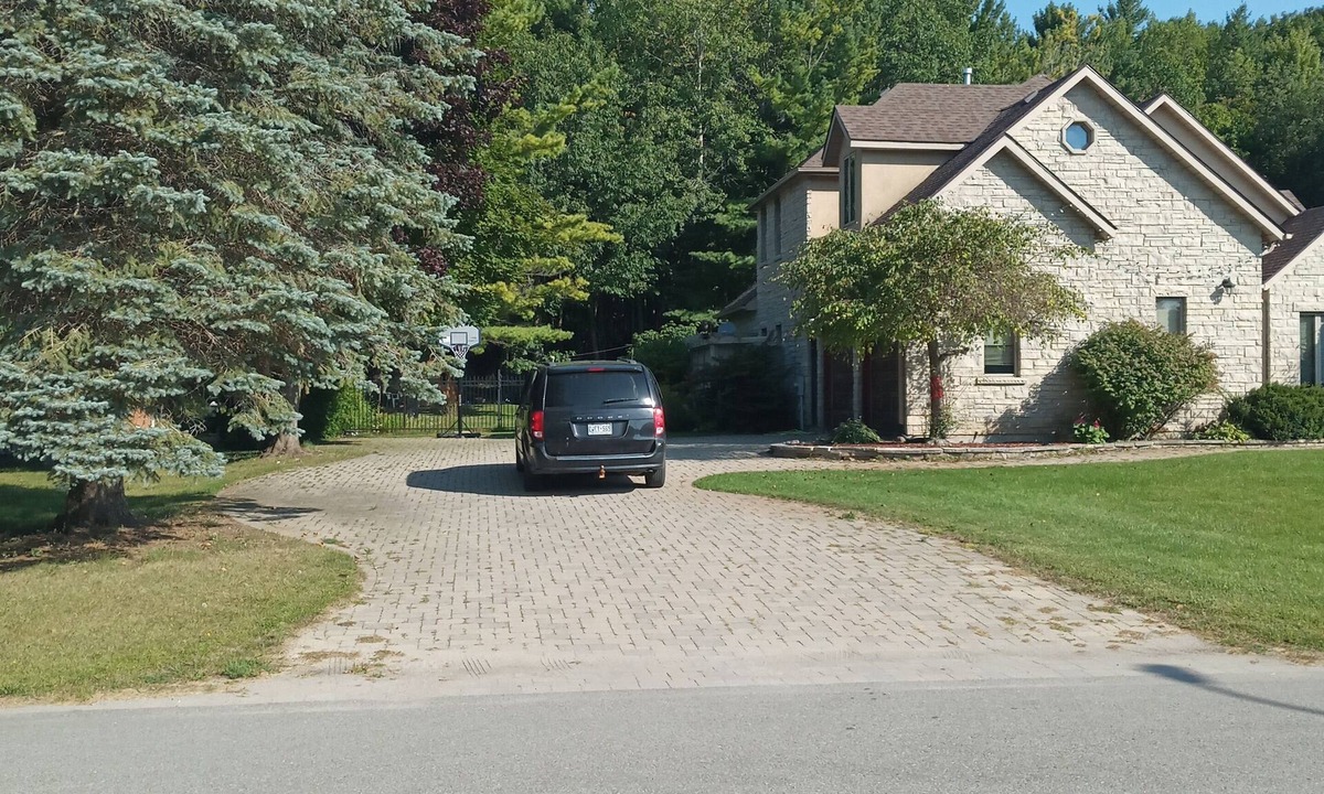 Wasaga Beach House | Wasaga Beach Retreat. 5 Queen, 2 singles. 6 min to Beach 6; 20 min to Blue Mtn.