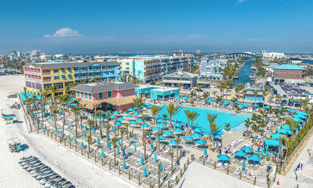 Fort Myers Beach Resort | Watch the Waves in 4 Oceanfront Rooms with Balcony, Pool & Spa Amenities