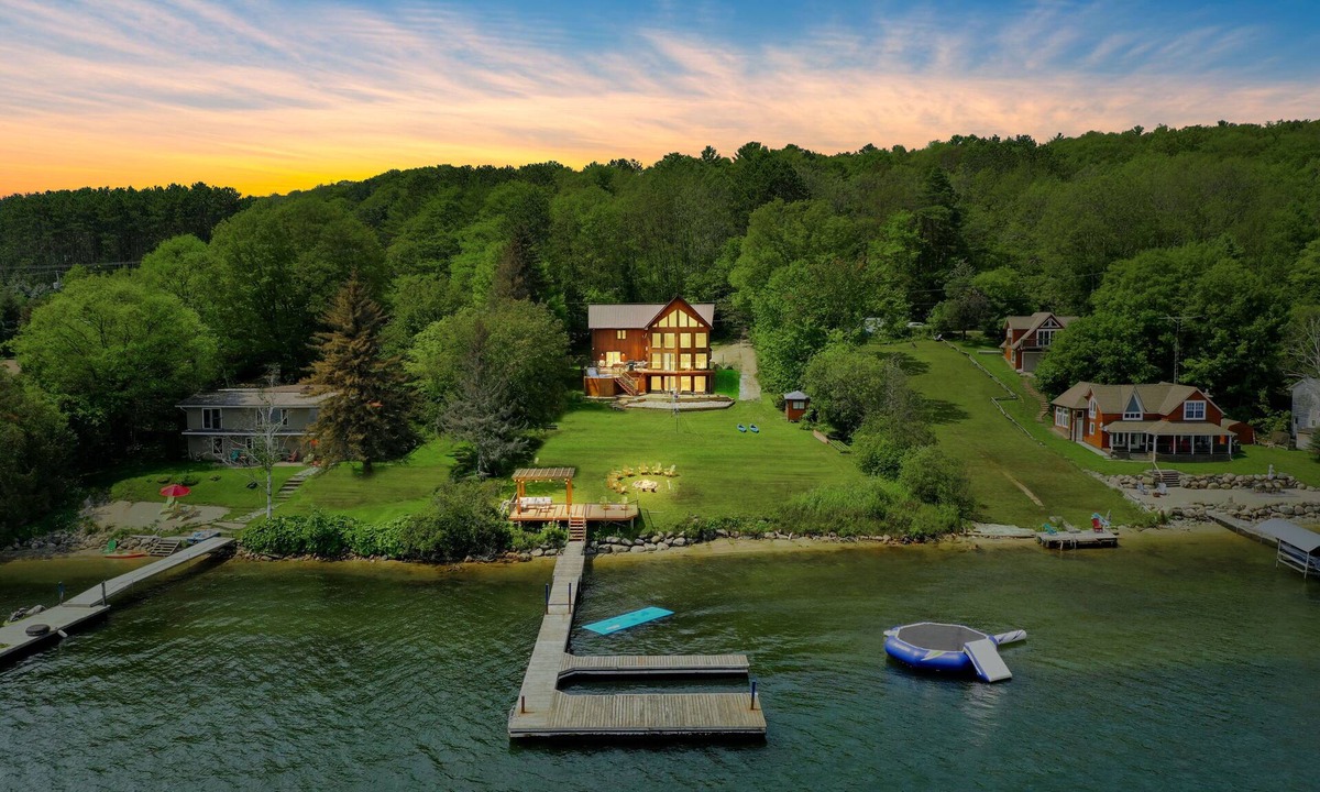 Penetanguishene Cottage | Waterfront Paradise | Sauna Hot Tub Sleeps 20