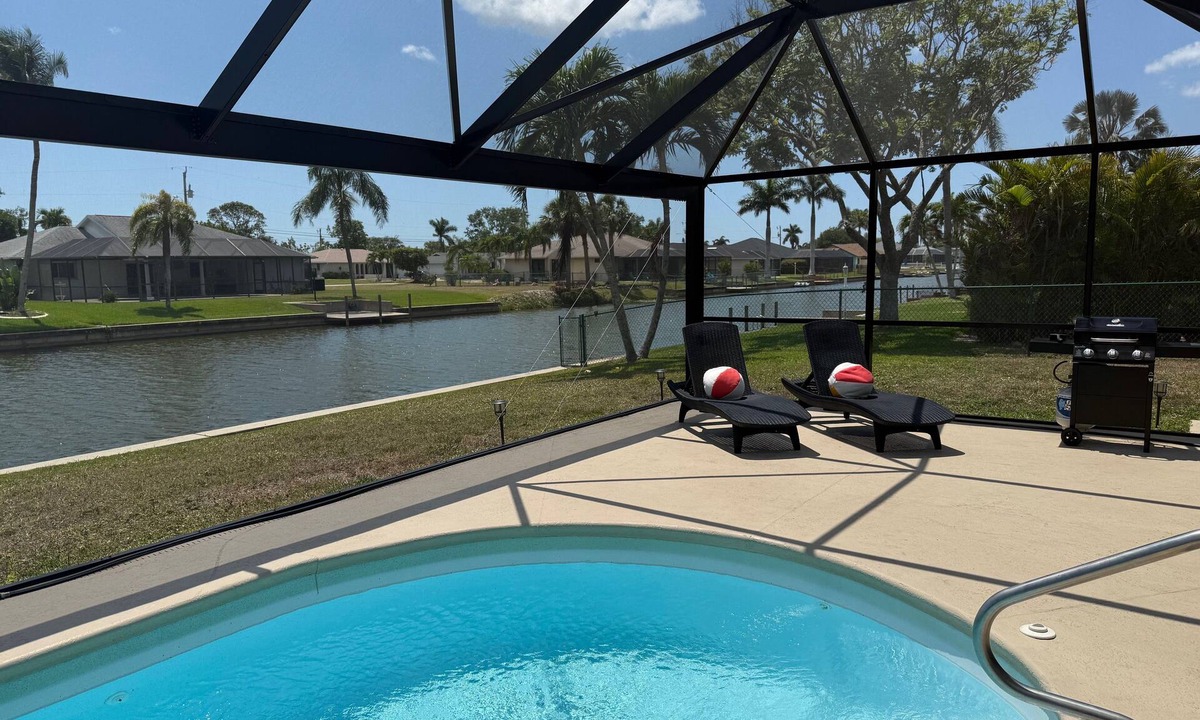 Fort Myers House | Waterfront Southern Exposure 3/2 Pool home on a Wide Fresh Water Canal!
