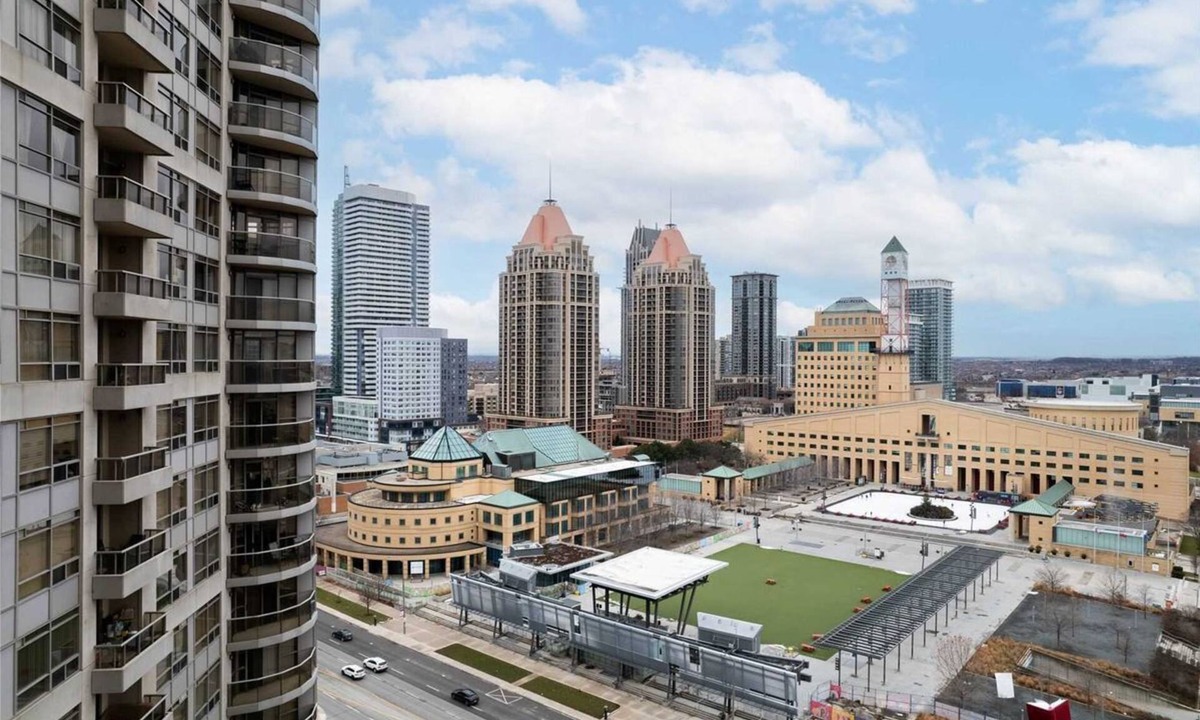 Downtown Mississauga Apartment | Waterfront York Blvd