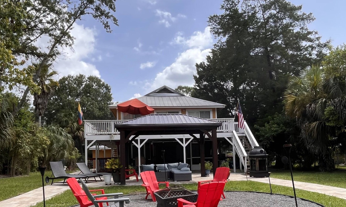 Weeki Wachee Gardens Apartment | Weeki Wachee Luxury River Front apartment -1st floor- with a private beach 🏖️