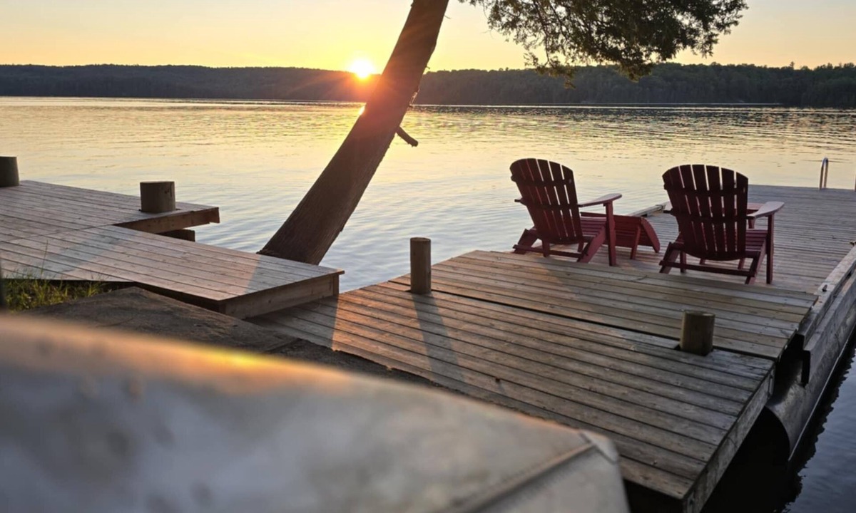 North Frontenac Cottage | WELCOME TO WE BEE ON THE LAKE IDEAL FOR FAMILY GETAWAYS & PET FRIENDLY ❤️