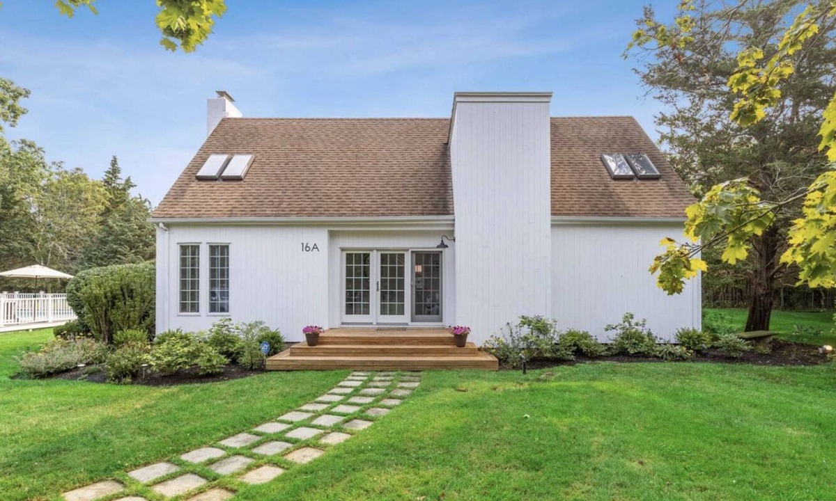 Westhampton House | Westhampton renovated, 1.25 acre home w/clay tennis court and heated pool