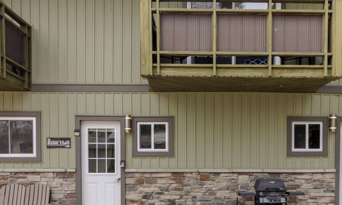 Bloomfield House | Westlake Cottages The Rosehall PEC Waterfront Stay