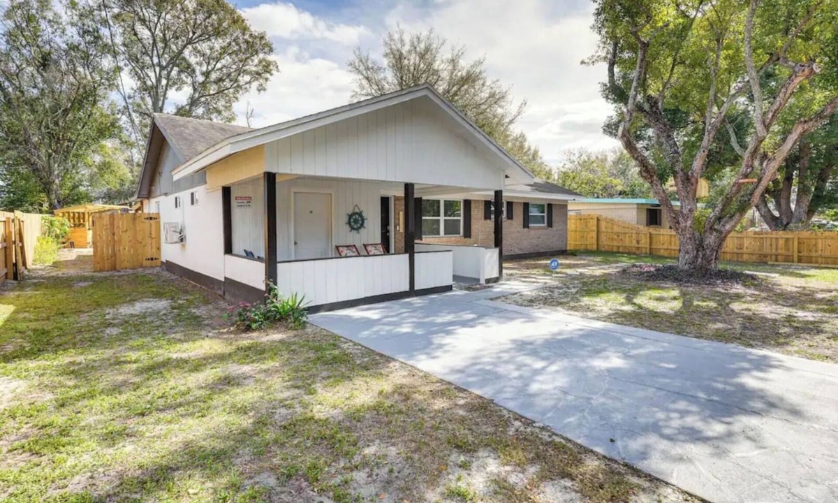 Inwood House | Westwood Cottage- 3 BDRM, Perfect for Families!